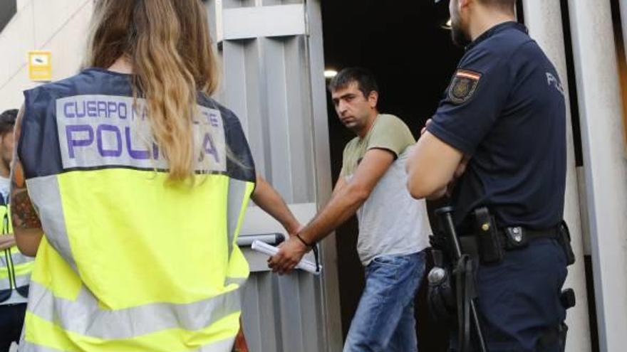 Imágenes del traslado de los detenidos en Alicante que declararán en Terrassa.