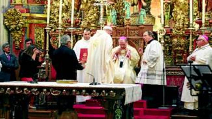 El nuncio papal impone el palio a Celso Morga