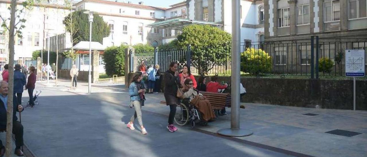 Edificio del Hospital Provincial, con la plaza peatonal habilitada en Benito Corbal. // Rafa Vázquez