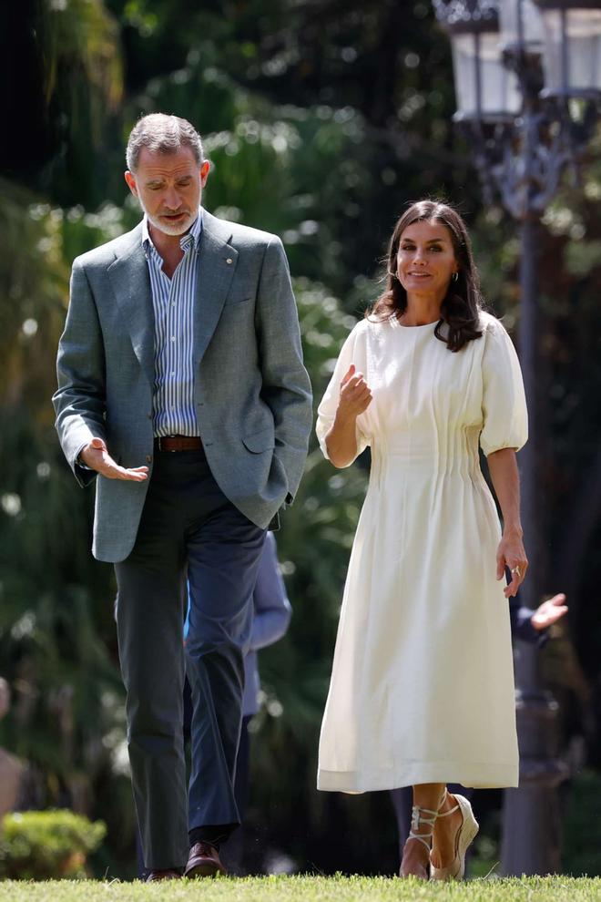 El rey Felipe VI y la reina Letizia, esta última con vestido blanco y alpargatas de Castañer