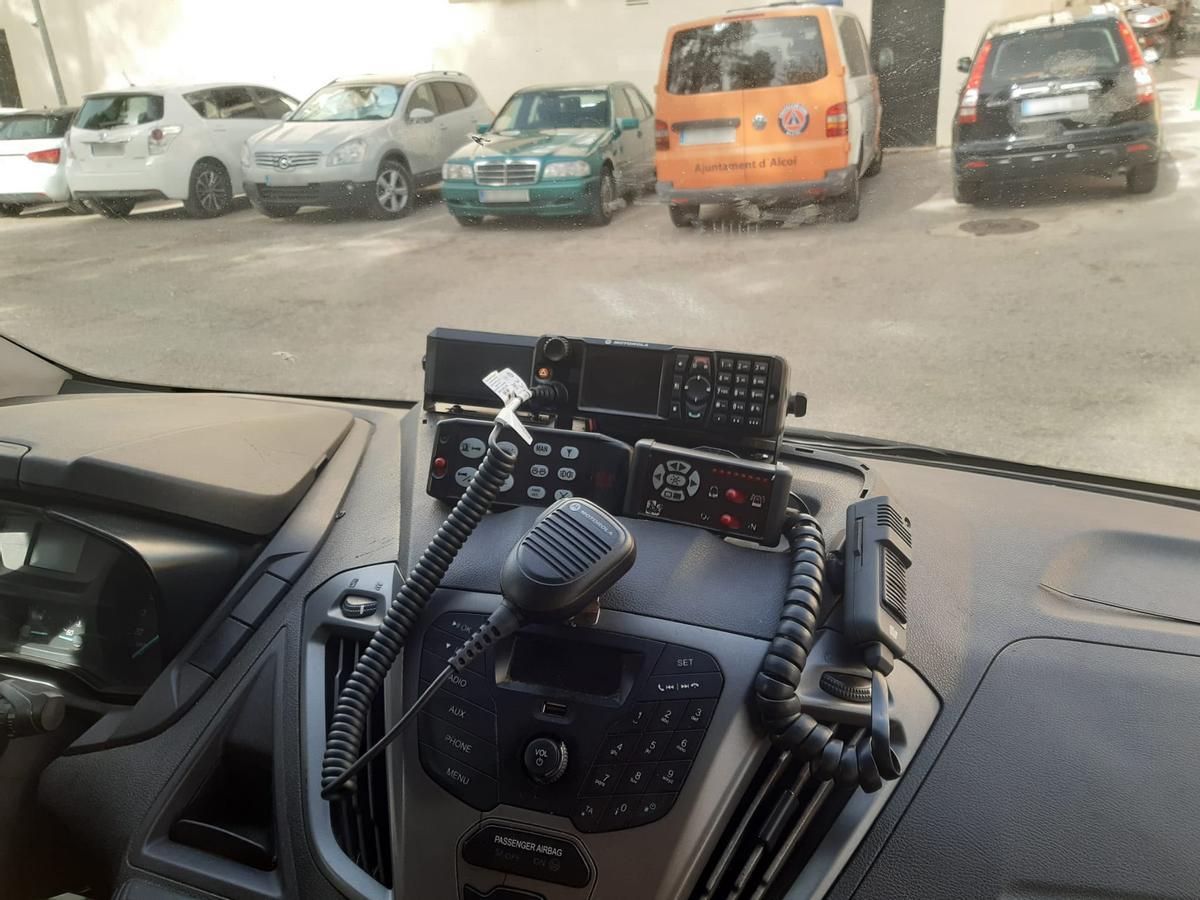 Uno de los nuevos terminales en un vehículo de la Policía Local