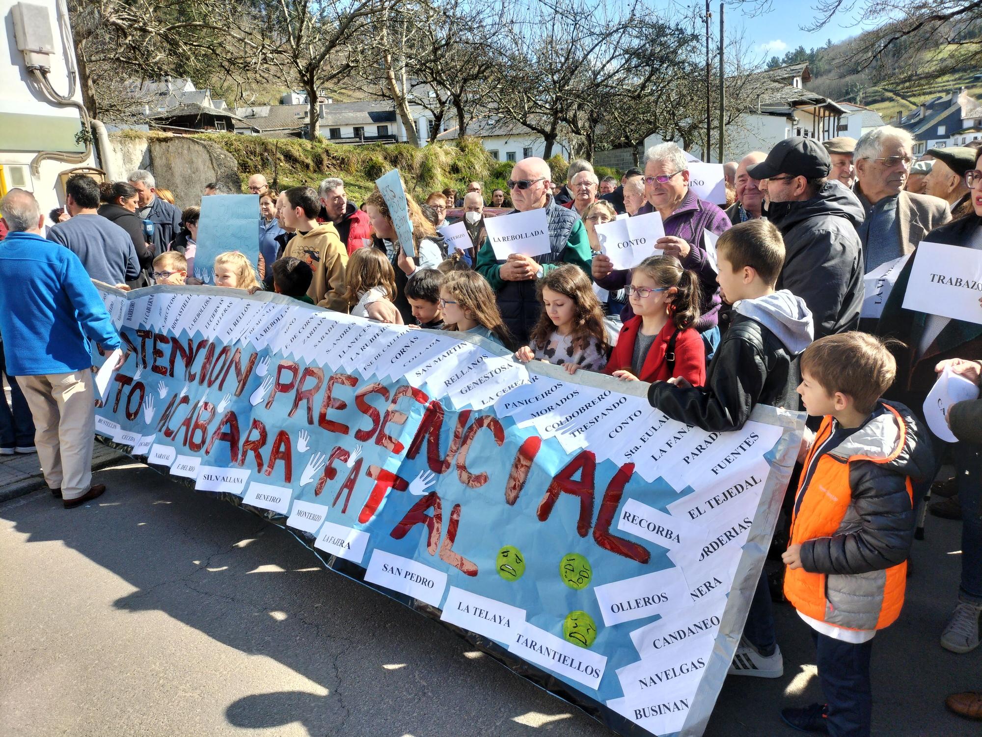 Protesta en Navelgas por la falta de médicos