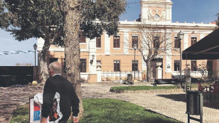 El colegio San Isidro, fundado en 1909 por los Hermanos de La Salle, ocupa este edificio de la plaza Franchy Alfaro desde octubre de 1919.