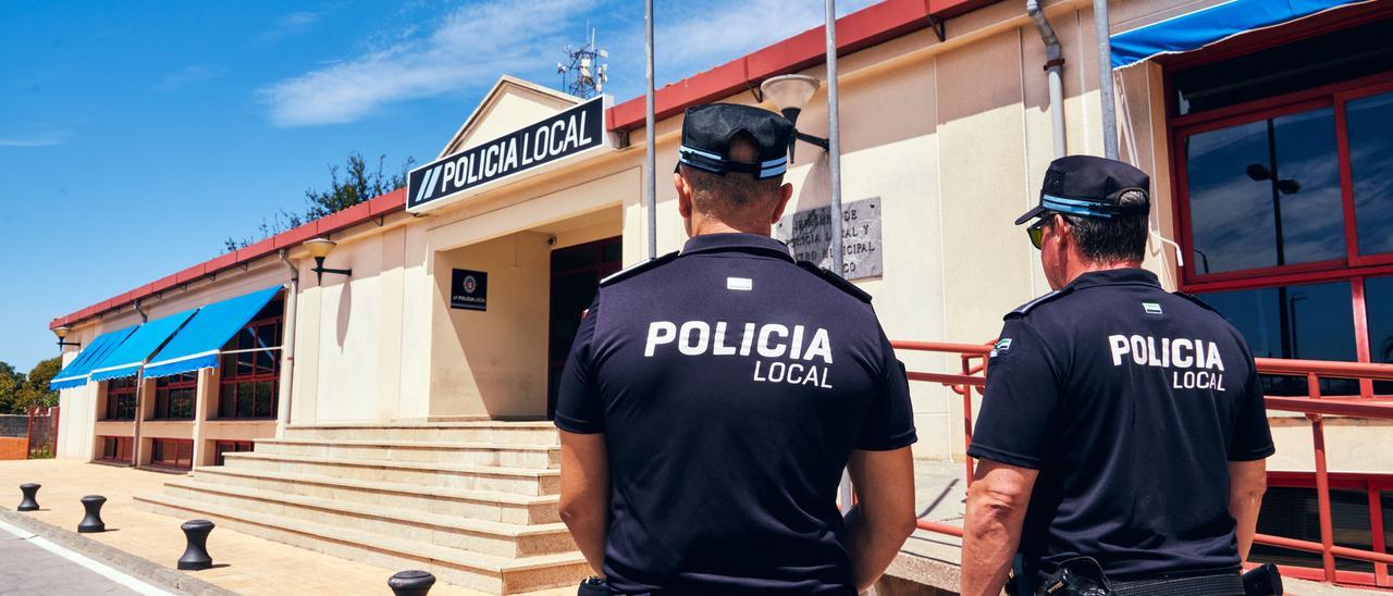 Dos agentes de la Policía Local de Cáceres posan a las puertas de la jefatura, ayer.
