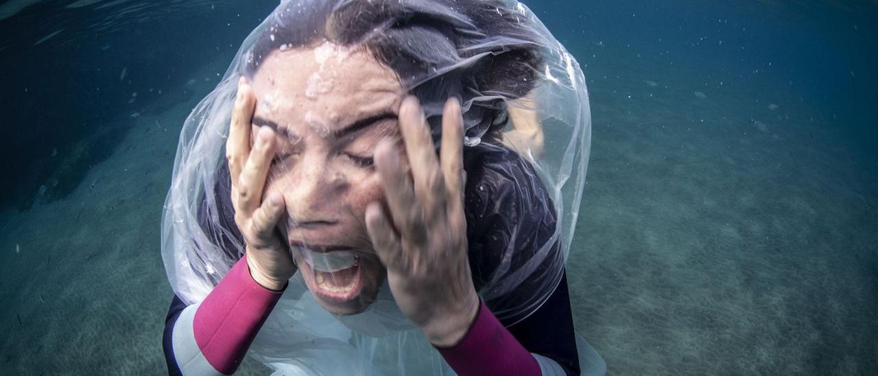 Plásticos, redes que atrapan tortugas y basura, la cara fea del fondo marino