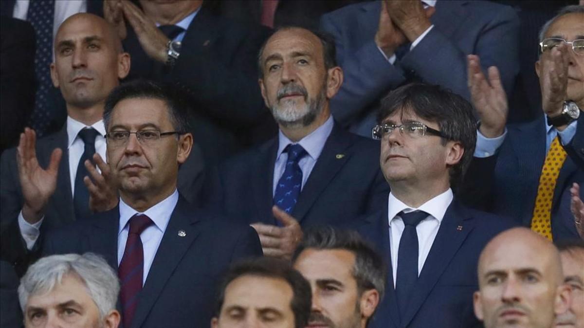 Bartomeu, en el palco del Calderçon, junto a Carles Puigdemont