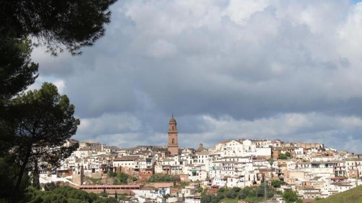 Montoro con la torre de la iglesia de San Bartolomé recortándose en el horizonte.