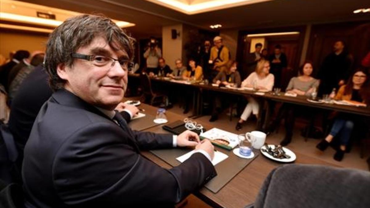 Carles Puigdemont, durante la reunión con diputados de su partido, JxCat, en Bruselas, el pasado miércoles.