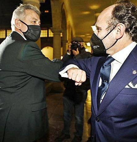 Granda y Villaverde se saludan con el codo tras los resultados. | L. M.