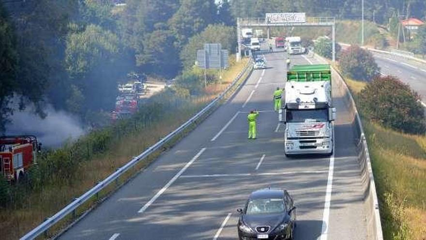 Situación de la autopista durante el incendio. // Gustavo Santos