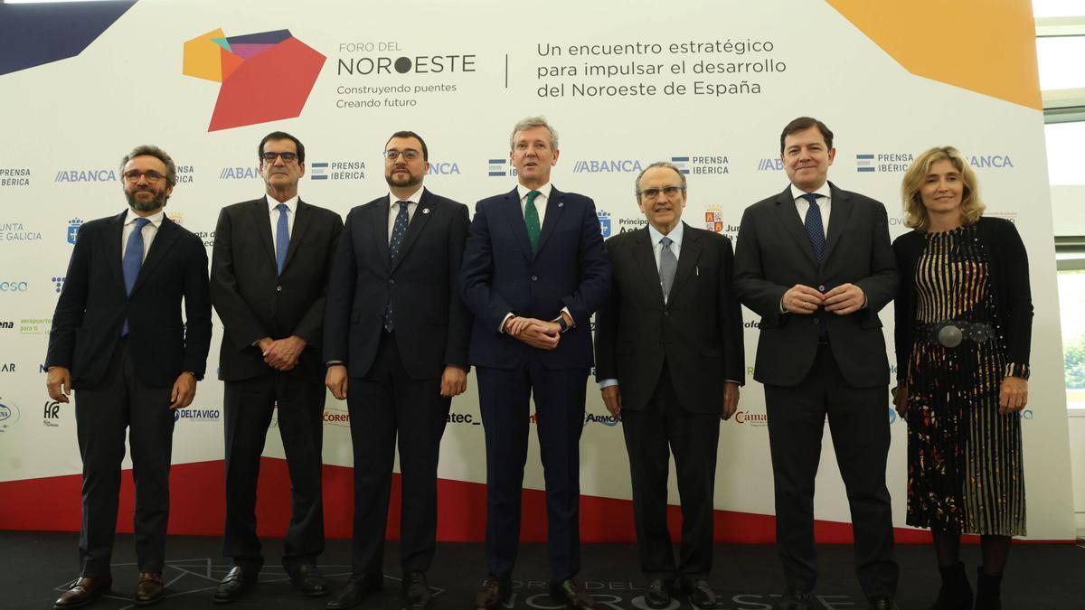 Por la izquierda, Aitor Moll, Ruiz Moreira, Adrián Barbón, Alfonso Rueda, Javier Moll, Alfonso Fernández Mañueco y Ainhoa Moll.