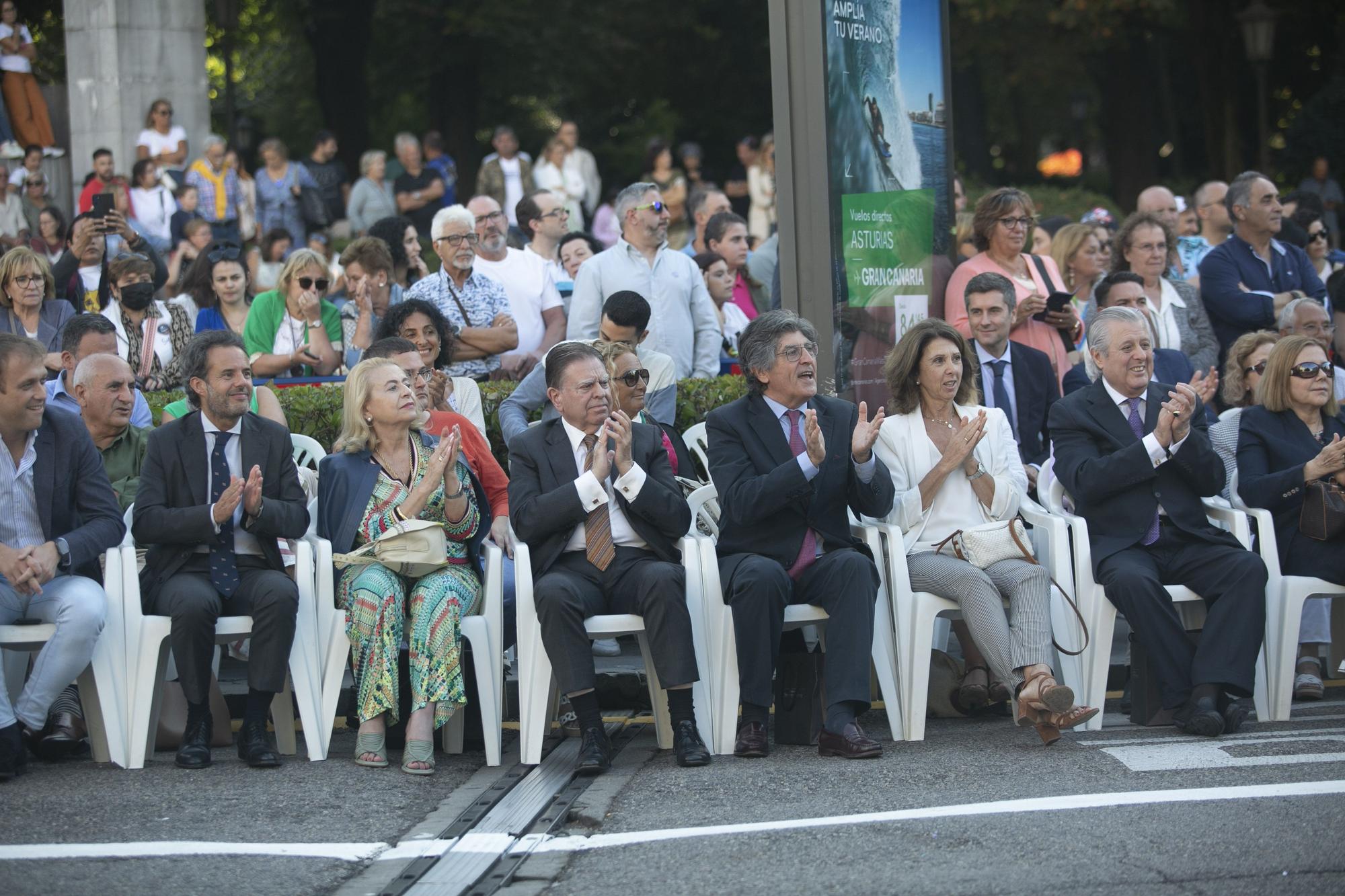 En Imágenes: El Desfile del Día de América llena las calles de Oviedo en una tarde veraniega