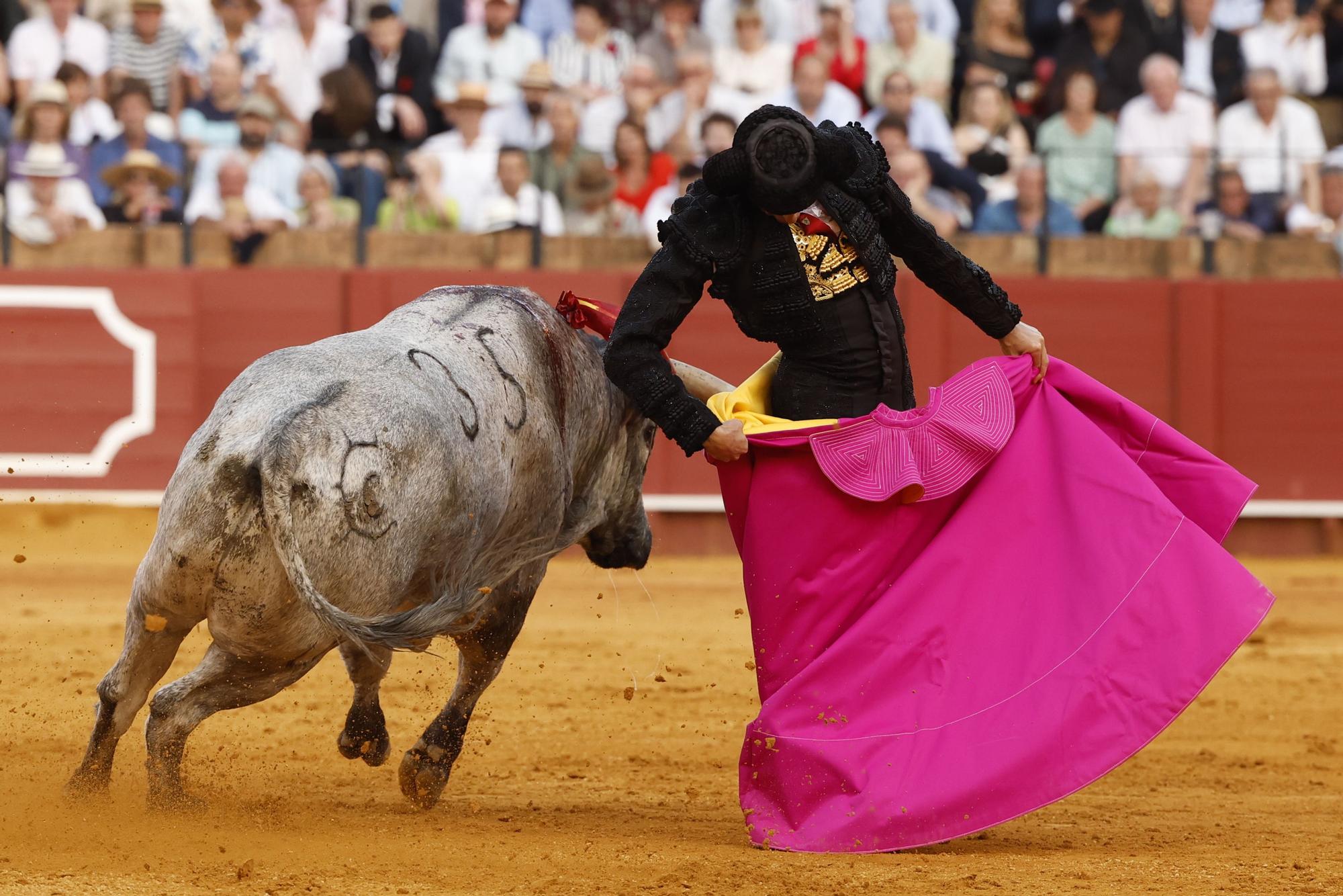 SEVILLA, 17/04/2024.- El diestro Emilio de Justo da un pase al segundo de su lote durante el festejo de la Feria de Abril celebrado este jueves en La Real Maestranza de Sevilla, con toros de La Quinta. EFE/Julio Muñoz