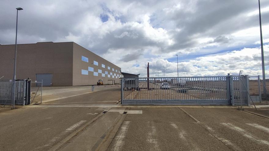 Planta de LatemAluminium en el polígono La Marina de Villabrázaro-San Román del Valle, paralizada desde mayo de 2024.