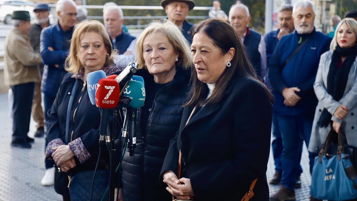 Las hermanas de Manuel José García Caparrós, en un homenaje al joven asesinado en 1977 en el centro de Málaga.