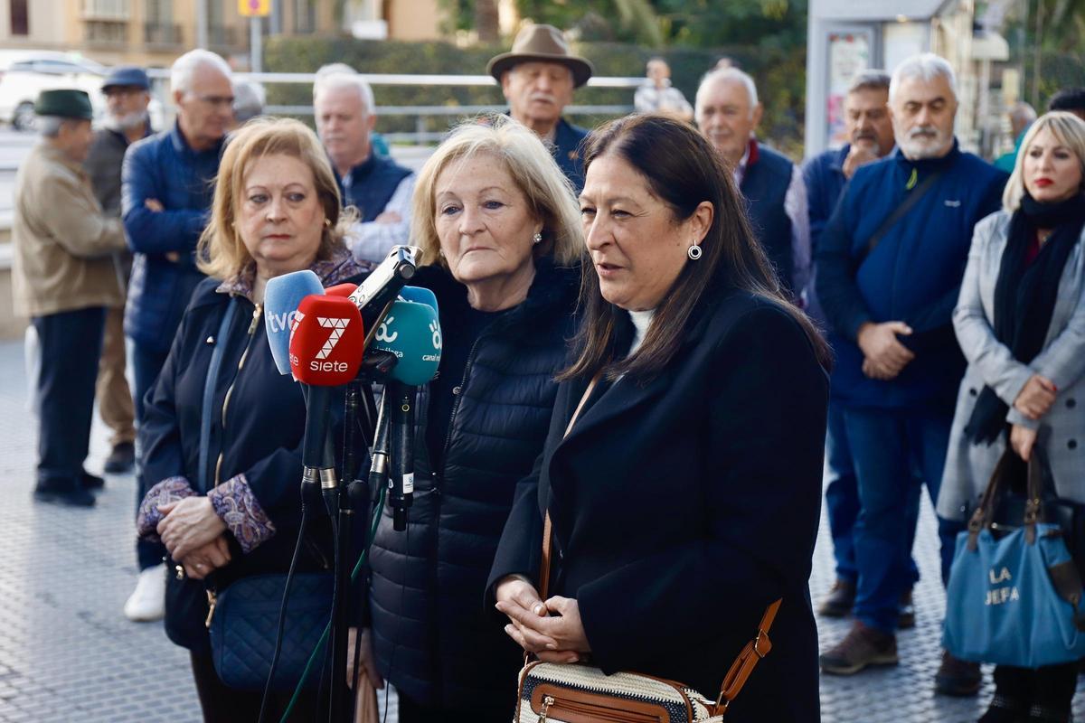 Las hermanas de Manuel José García Caparrós, en un homenaje al joven asesinado en 1977 en el centro de Málaga.