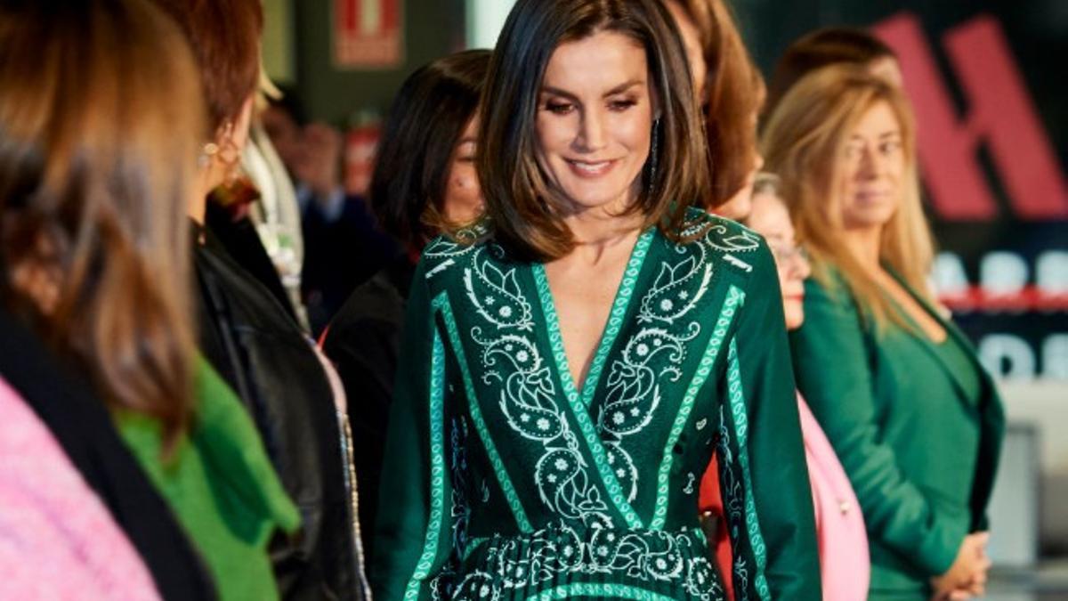 Letizia Ortiz con vestido verde estampado de Sandro París