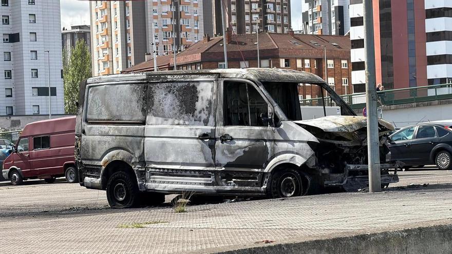Alarma en Gijón: un potente incendio devora una furgoneta