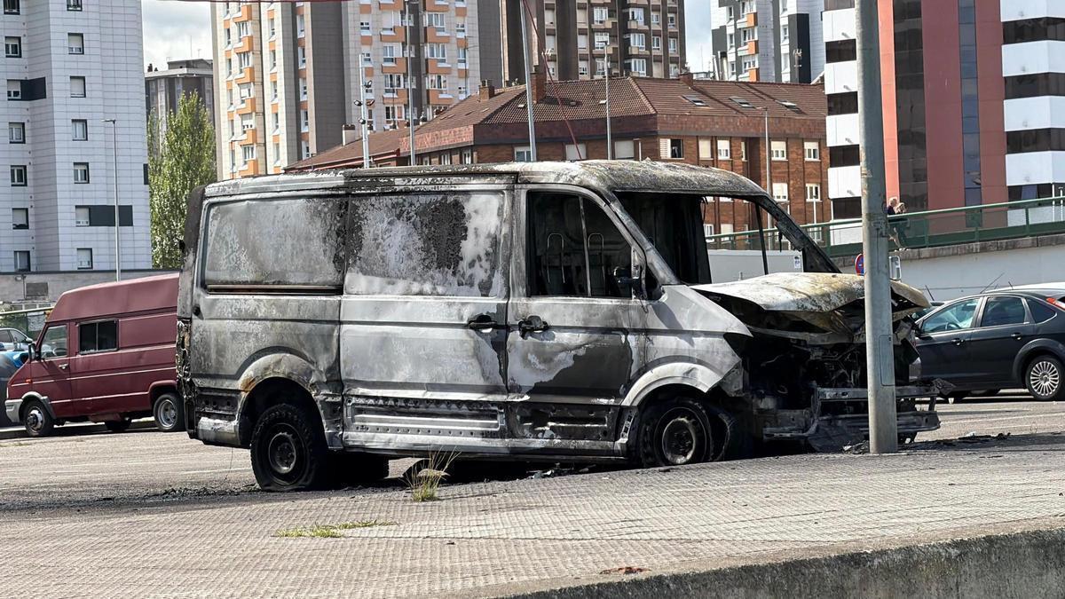 VIDEO: Arde una furgoneta en plena noche en Gijón