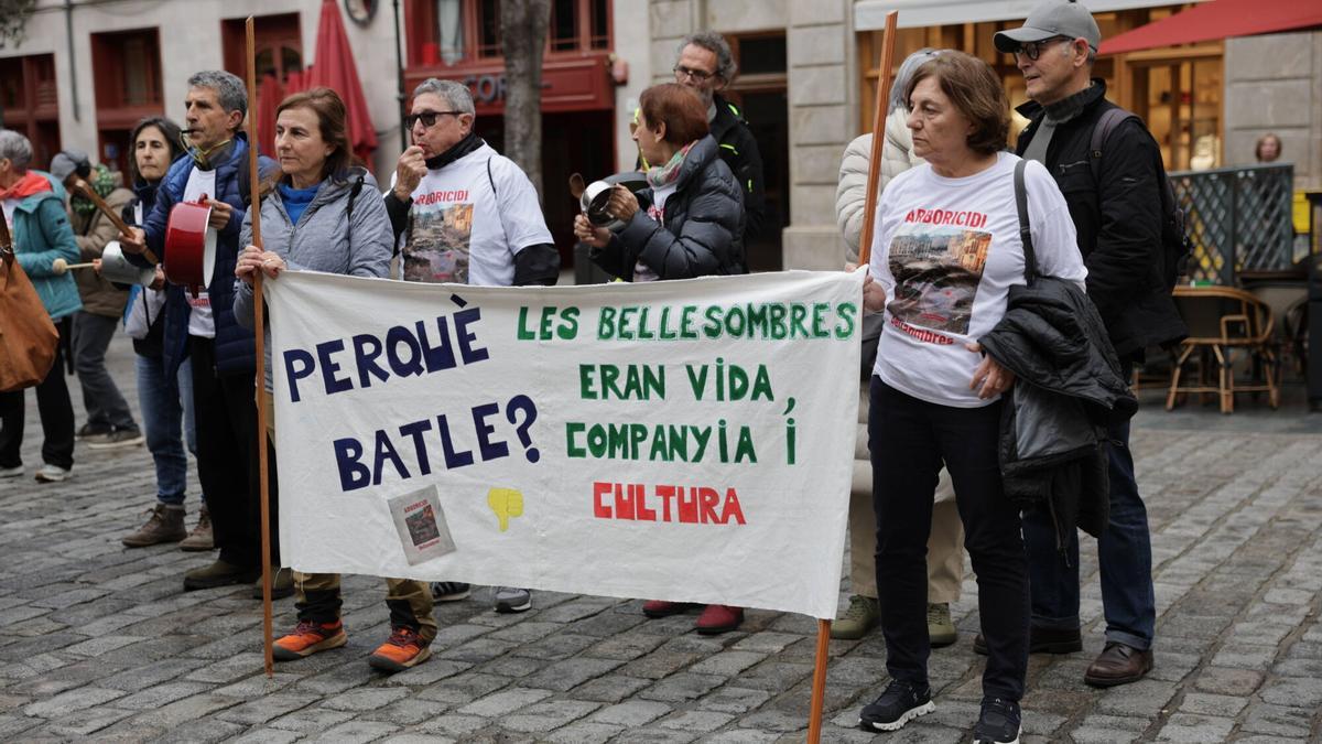 Imágenes de la cacerolada celebrada esta mañana frente a Cort.
