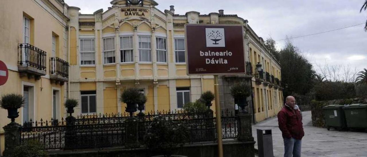 El cartel indicador del balneario Dávila, en las proximidades de la fuente de As Burgas. // Noé Parga