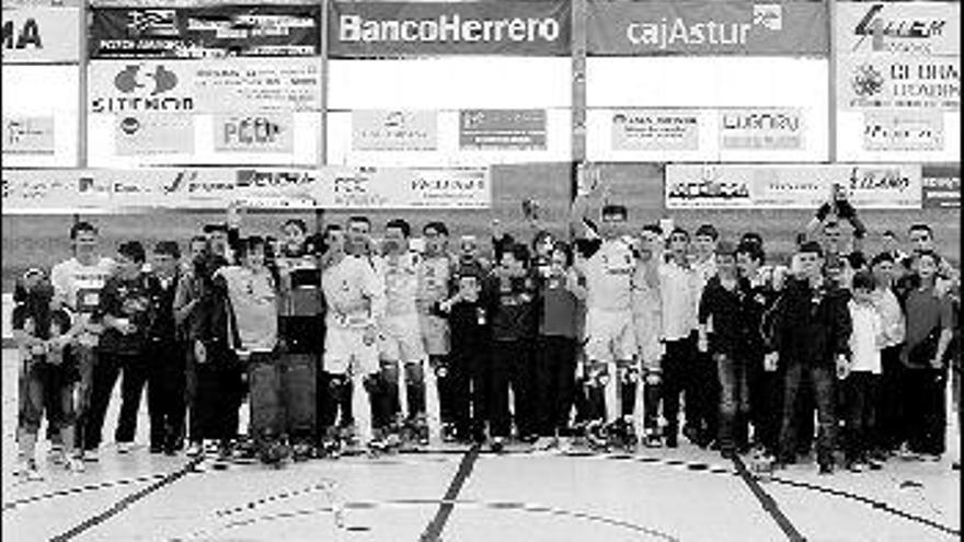 Aficionados y plantilla celebran el tan ansiado ascenso a Primera División.