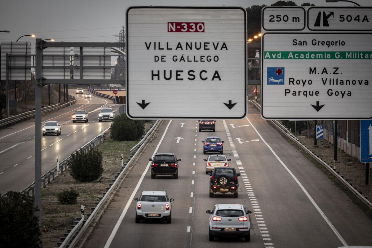 Salida de Zaragoza por la autovía de Huesca, ayer por la tarde.