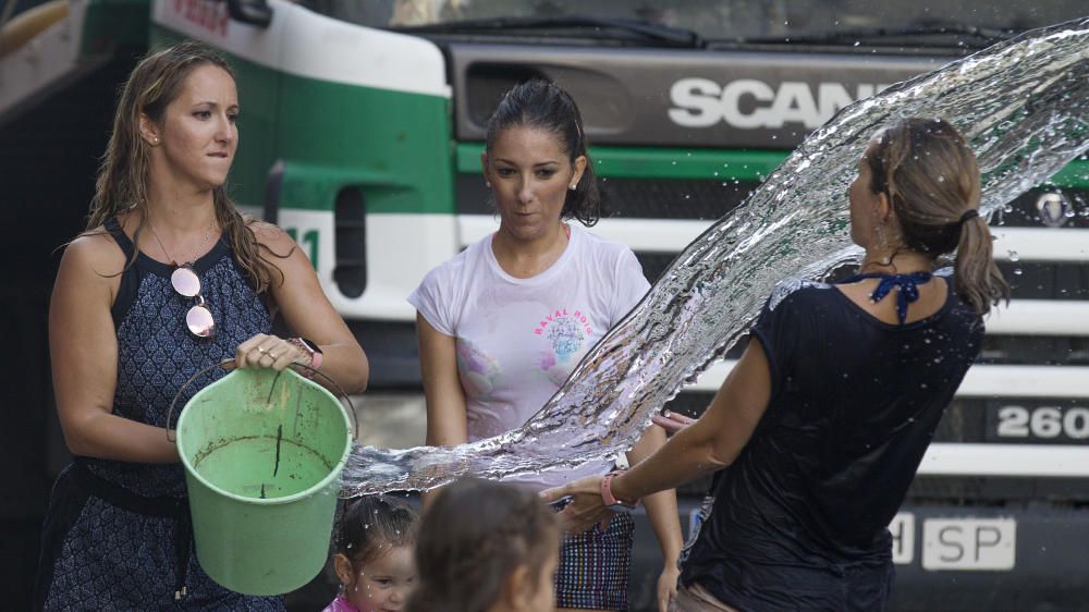 Una refrescante "poalá" para encarar el final de fiesta del Raval Roig