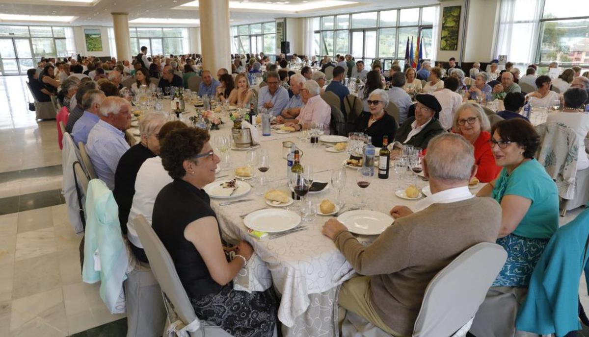 Asistentes a la comida, ayer, en Soto del Barco. | firma