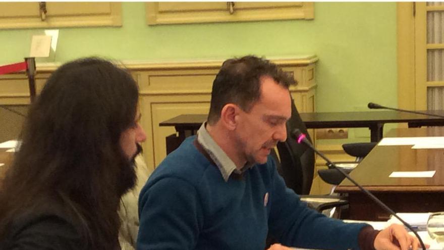 Los diputados de Podemos Balti Picornell y Salva Aguilera, esta tarde en la comisión.