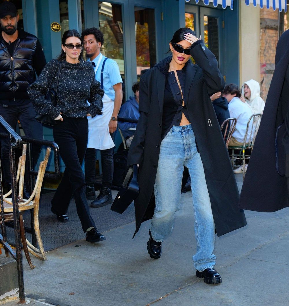 Kylie Jenner con vaquero recto y botas de plataforma