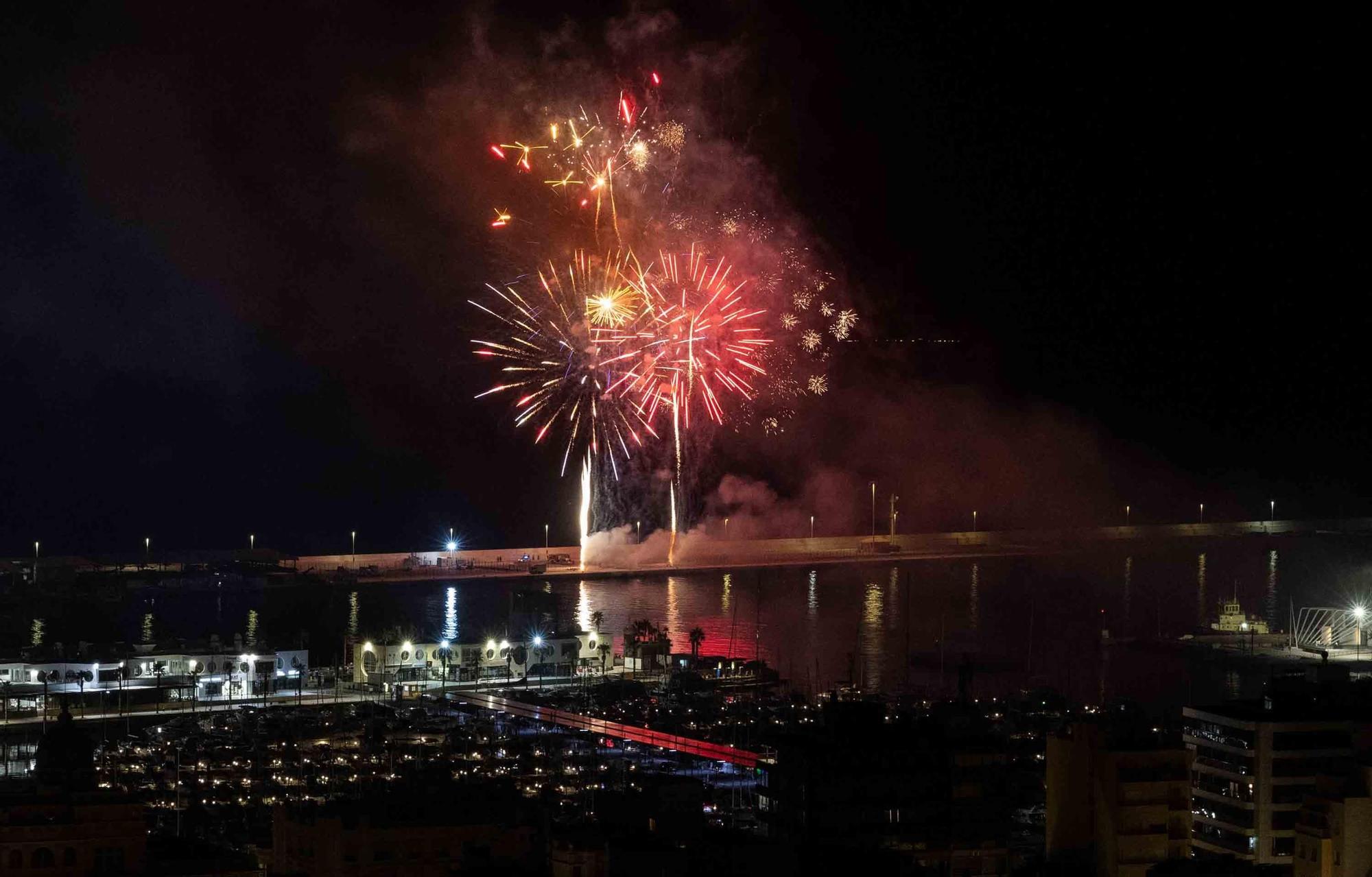 El castillo de fuegos del 9 d'octubre ilumina Alicante