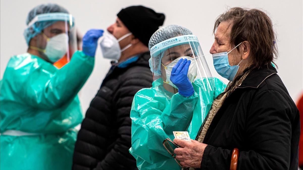-FOTODELDIA- GRAF1410 SA POBLA (ESPANA) 06 12 2020 - Varias personas se someten a una prueba con antigenos en Sa Pobla (Mallorca) este domingo Con largas colas de espera Sa Pobla ha iniciado este domingo las primeras pruebas masivas con antigenos para detectar casos de COVID-19 en el pueblo EFE Cati Cladera -FOTODELDIA- GRAF1410 SA POBLA (ESPANA) 06 12 2020 - Varias personas se someten a una prueba con antigenos en Sa Pobla (Mallorca) este domingo Con largas colas de espera Sa Pobla ha iniciado este domingo las primeras pruebas masivas con antigenos para detectar casos de COVID-19 en el pueblo EFE Cati Cladera