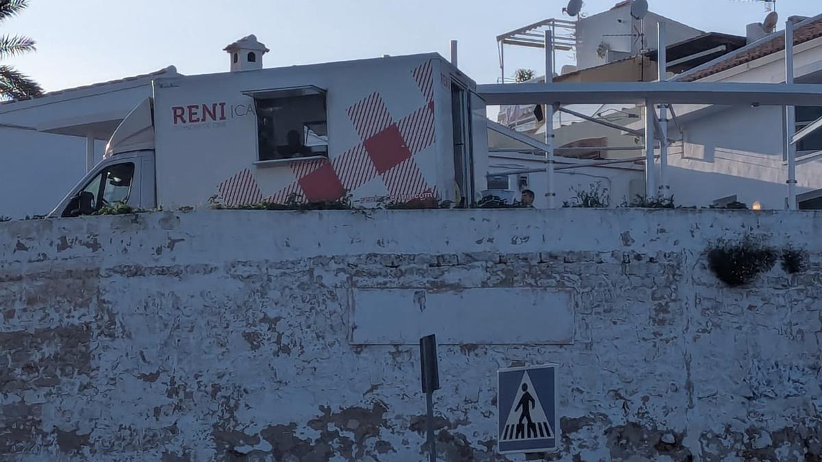 Un camión del rodaje en la Casa del Pescador de Xàbia