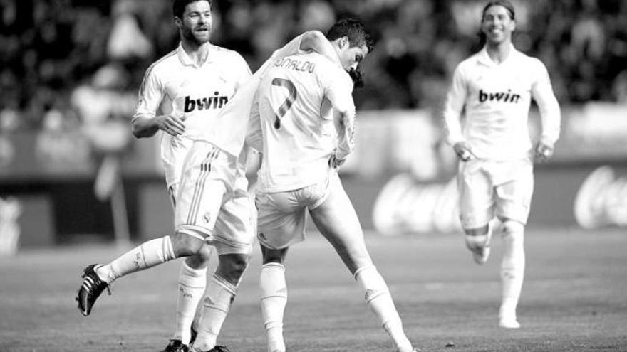 Cristiano Ronaldo presume de la musculatura de su pierna derecha tras lograr el segundo gol del partido en un lanzamiento desde unos treinta metros.