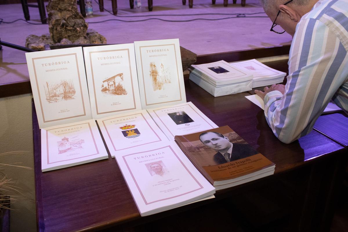 Varias ediciones de la publicación.