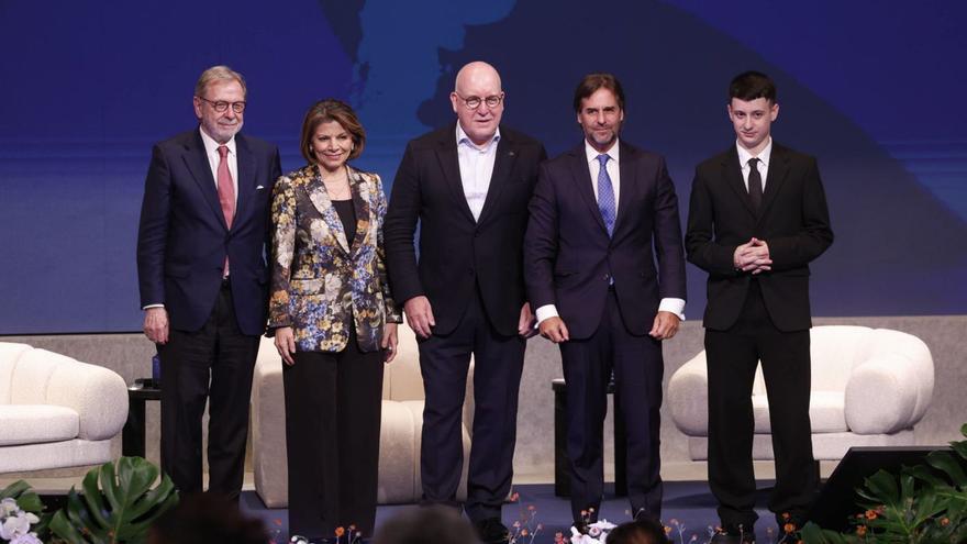 Por la izquierda, Juan Luis Cebrián, Laura Chinchilla, José Suárez (moderador), Luis Lacalle y Agustín Antonetti. | LUISMA MURIAS