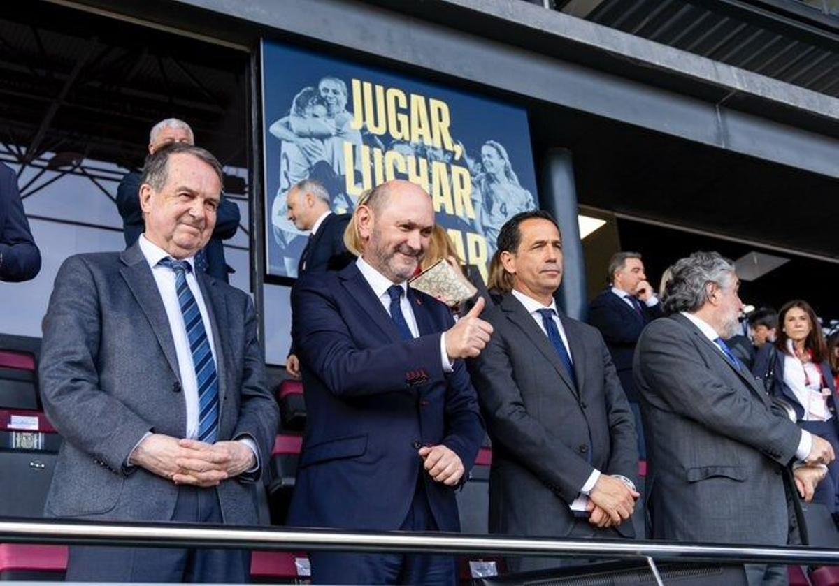 Caballero y Louzán, en el estadio de Balaídos.