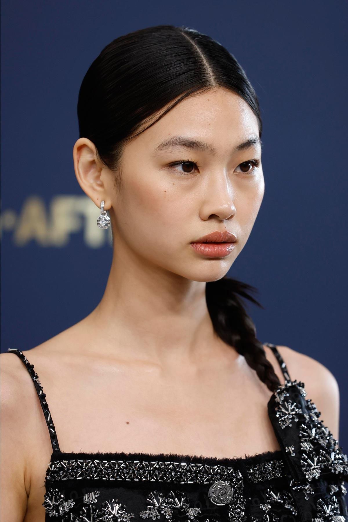 La actriz Jung Ho-Yeon con pendientes de diamantes y un 'daenggi' a juego con su vestido de Louis Vuitton en los Premios SAG 2022