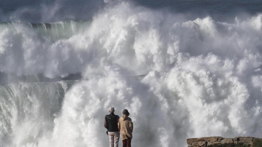 Las olas gigantes del huracán Epsilon llegan a Galicia