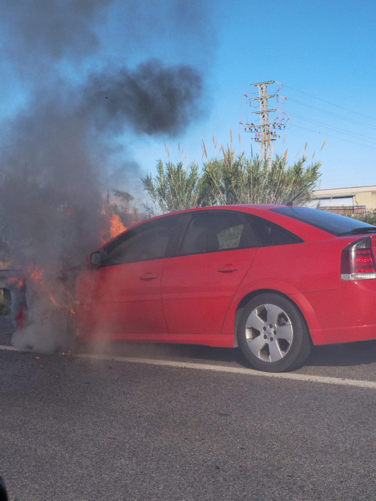 Susto en la Pista de Silla: Un coche arde a la altura de Catarroja