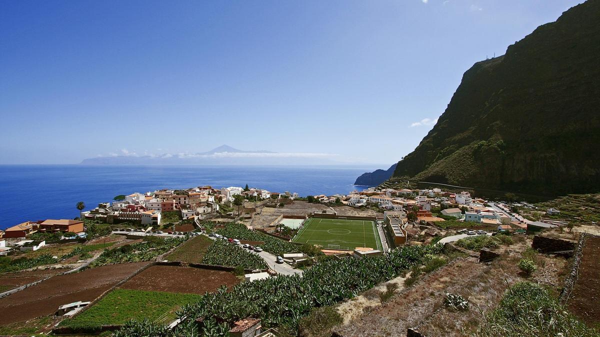 Vista Agulo con el Teide al fondo.