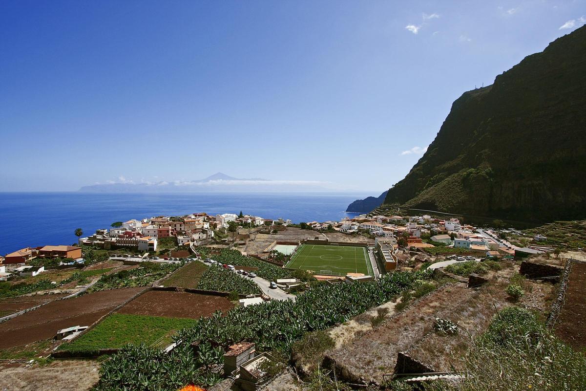 Vista Agulo con el Teide al fondo.