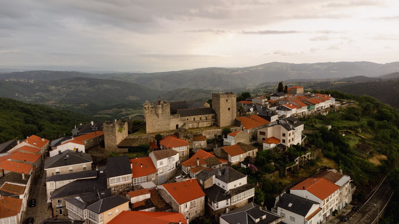 Vista aérea del pueblo de Castro Caldelas, en la provincia de Ourense