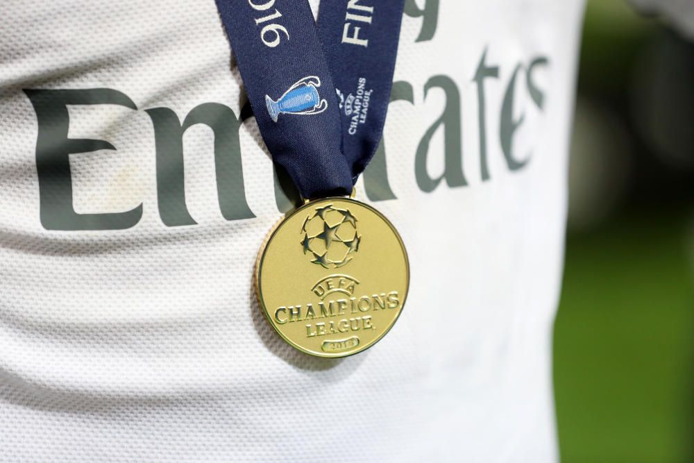 Los jugadores del Real Madrid celebran el título