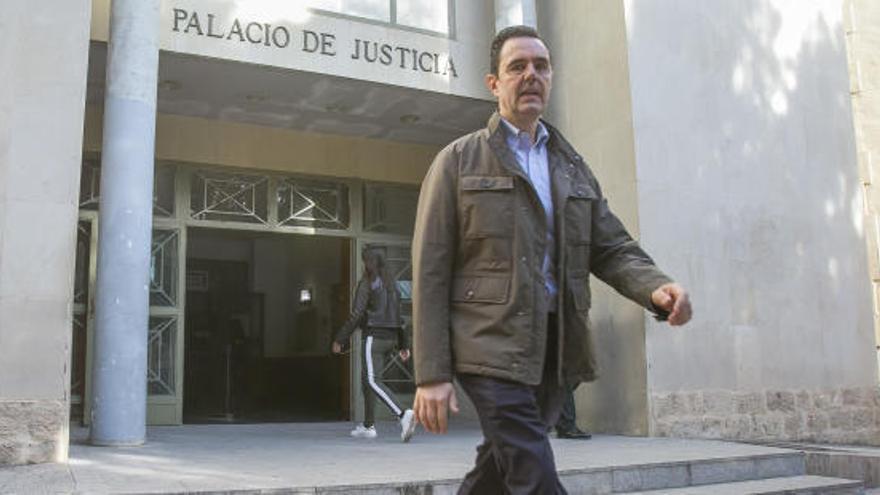 Miguel López saliendo del juzgado tras una de sus comparecencias.