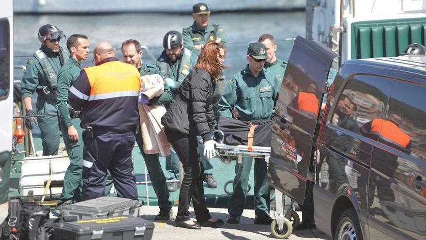 Efectivos de la Guardia Civil trasladan de su embarcación al muelle de Combarro el cadáver del patrón del &quot;Nuevo Marcos&quot;. // Gustavo Santos