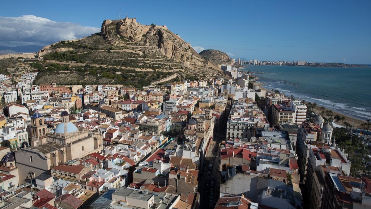 Vista aérea de la ciudad de Alicante con el castillo de Santa Bárbara al fondo.