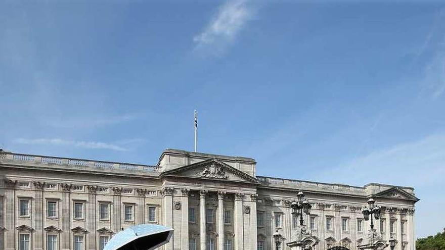 Turistas en Londres, ante Buckingham Palace. // Reuters