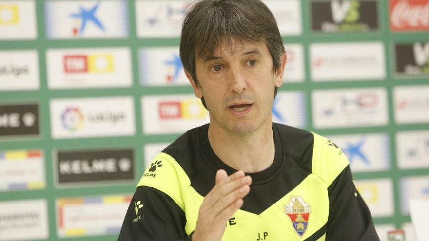 El entrenador del Elche en la sala de prensa del Martínez Valero